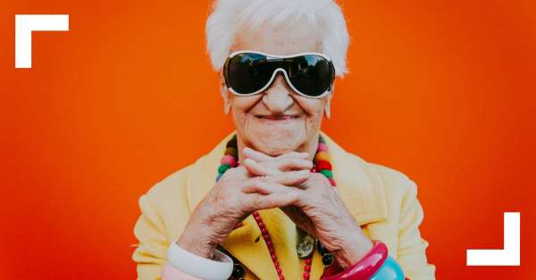 femme senior radieuse et rigolote