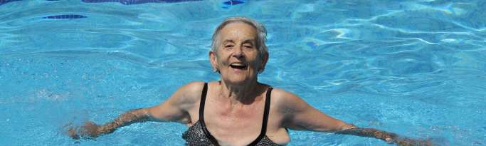Homme qui baigne dans une piscine avec une bouée