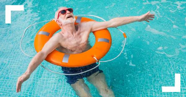 Homme qui baigne dans une piscine avec une bouée