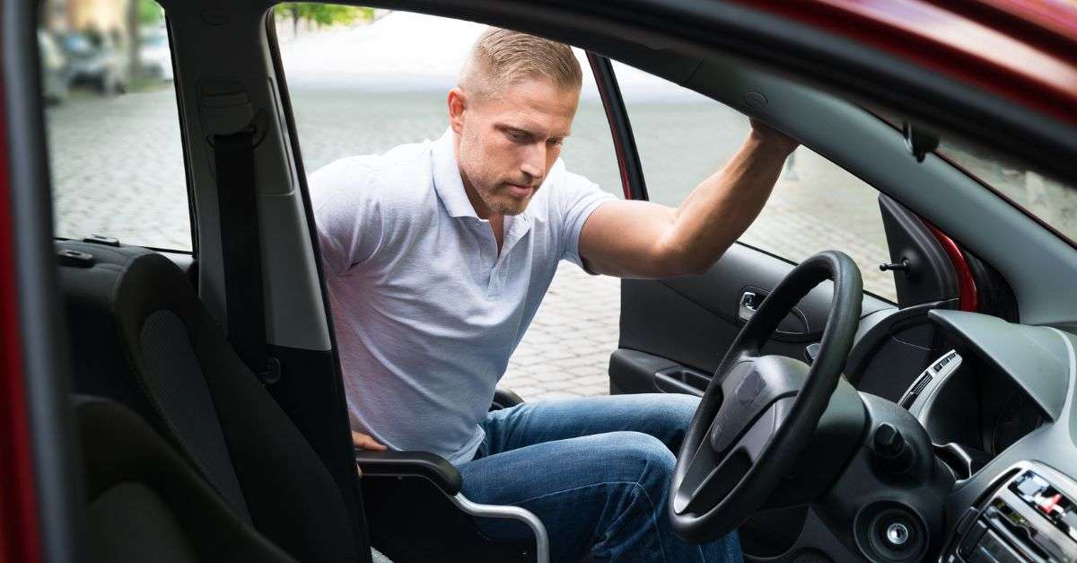 Homme handicapé qui monte en voiture