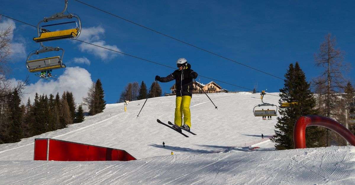 Skieur qui fait des tricks en snowpark